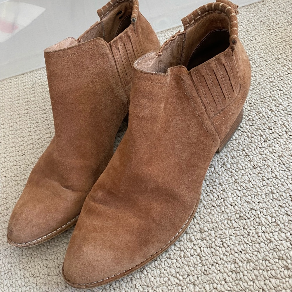 Camel booties / ankle boots